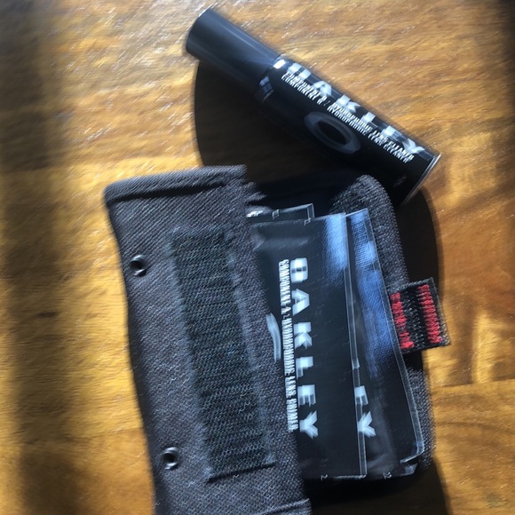 Oakley lens cleaner. New - Picture 2 of 2